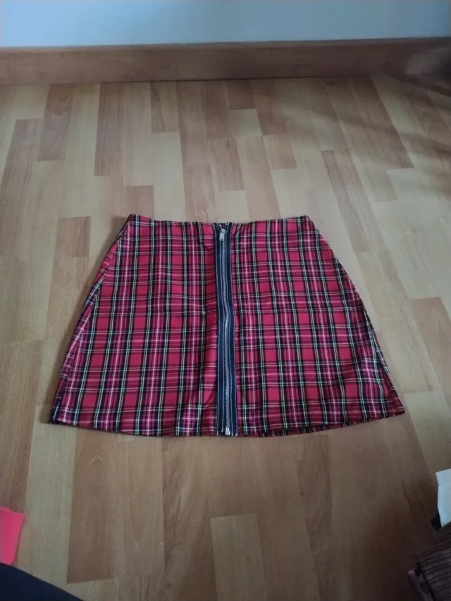 Falda escocesa roja y negra