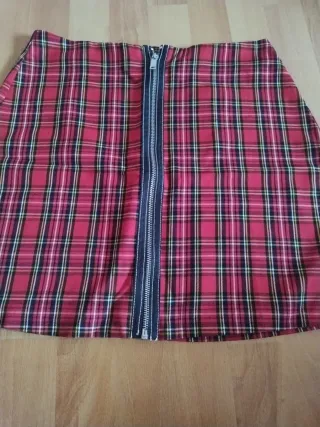Falda escocesa roja y negra