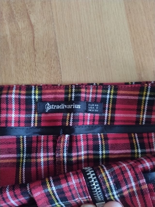 Falda escocesa roja y negra