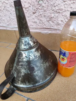 Embudo de Metal. Adorno Industrial