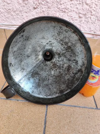 Embudo de Metal. Adorno Industrial