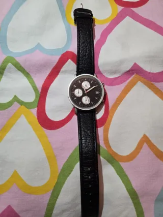 Reloj de cuero negro y plateado
