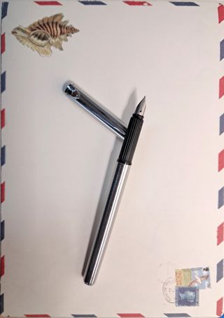 Pluma estilográfica Universal plateada