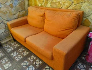 Sofá naranja de tela