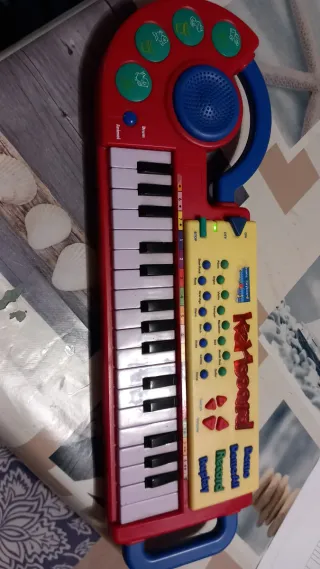 Pianola giocattolo rossa e blu