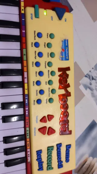 Pianola giocattolo rossa e blu