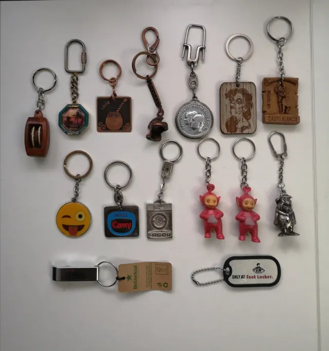 Llaveros varios a 0'50 €.
