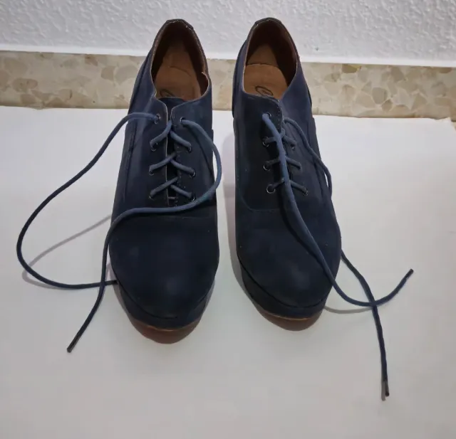 Botines azules de tacón con cordones