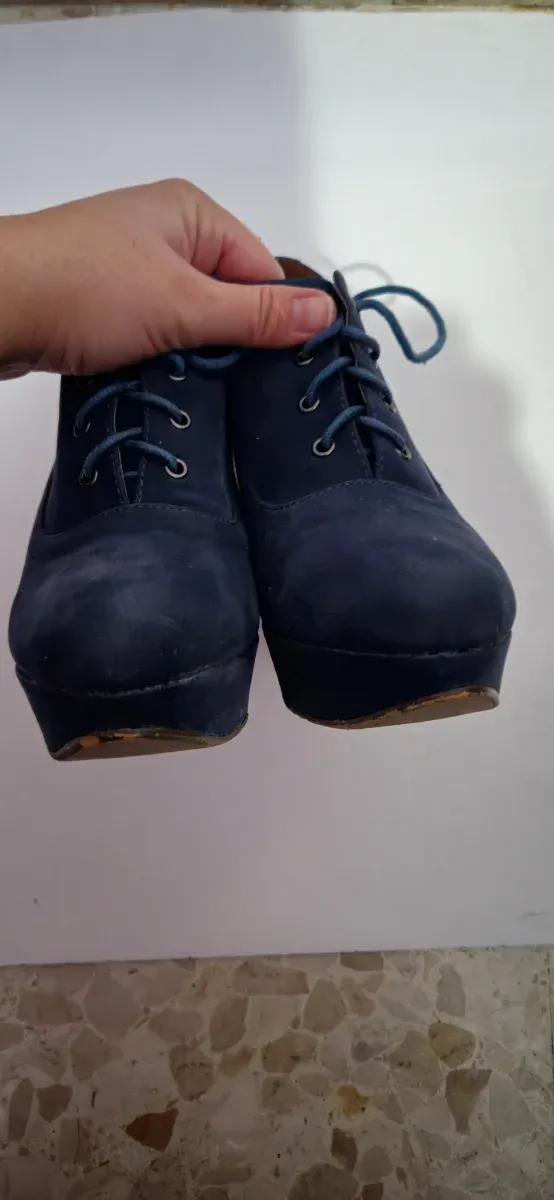Botines azules de tacón con cordones