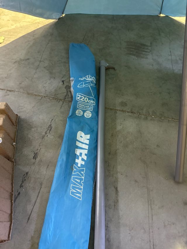 Grande ombrellone da spiaggia resistente al vento