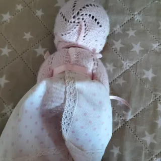 Muñeca bebé de punto rosa
