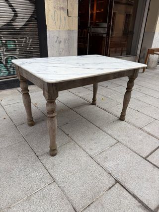 ANTIGUA MESA CON TAPA DE MARMOL
