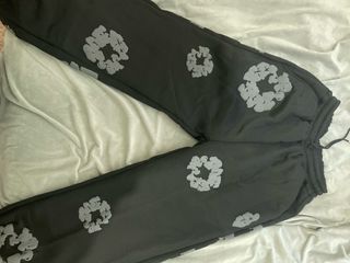 Sudadera negra con estampado floral gris