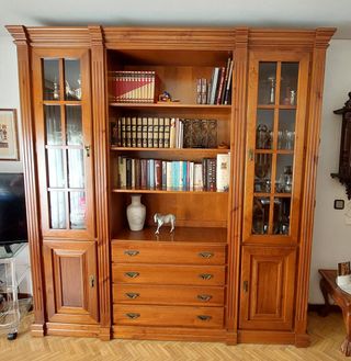 Mueble, mesa y 4 sillas madera maciza. Como nuevo.