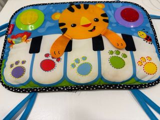 Piano bebé Fisher Price con luces y sonidos