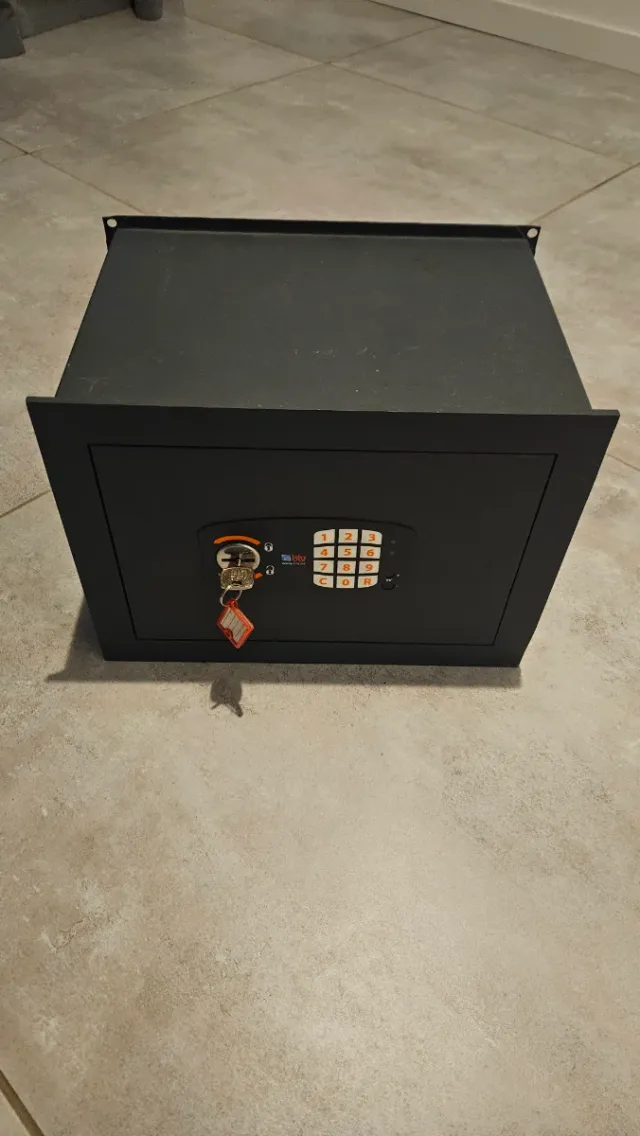 Caja fuerte metálica negra