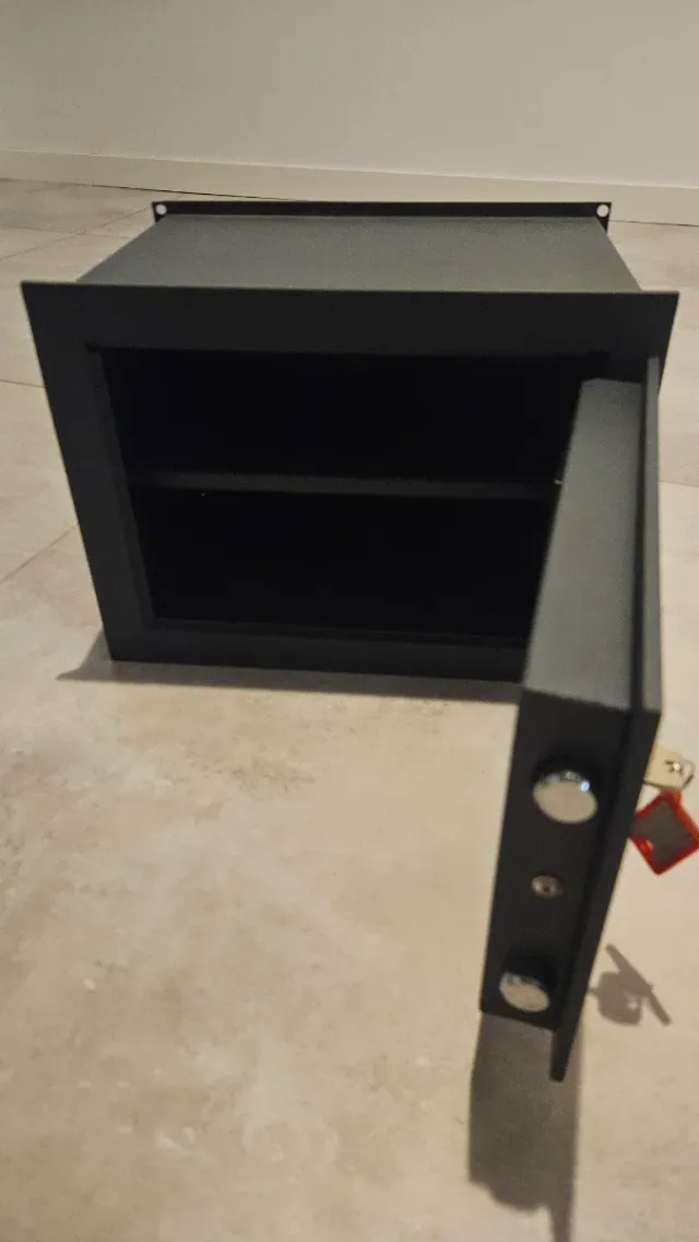 Caja fuerte metálica negra