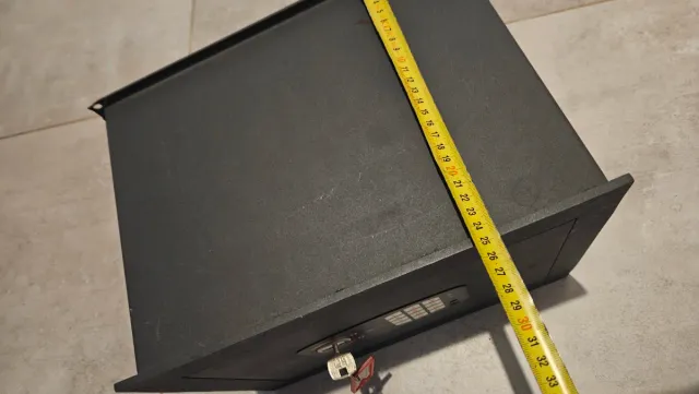 Caja fuerte metálica negra