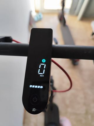 Monopatín eléctrico negro