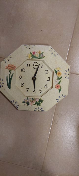 Reloj de pared octogonal decorado con flores