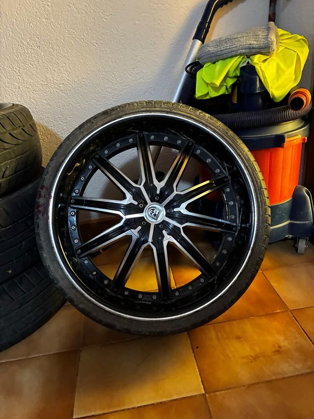 Llantas de aleación negras y plateadas.