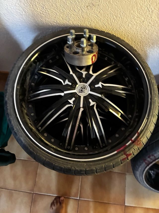 Llantas de aleación negras y plateadas.