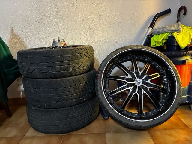 Llantas de aleación negras y plateadas.