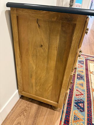 Cómoda estilo francés de madera maciza y negro.