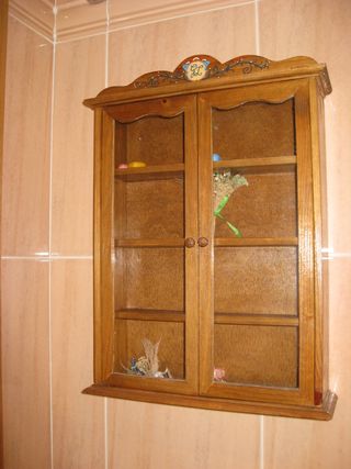 Vitrina de madera con puertas de cristal