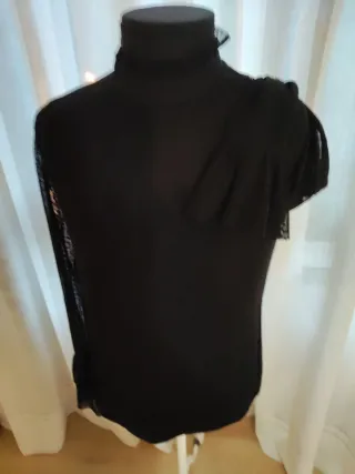 Blusa de vestir negra con transparencias