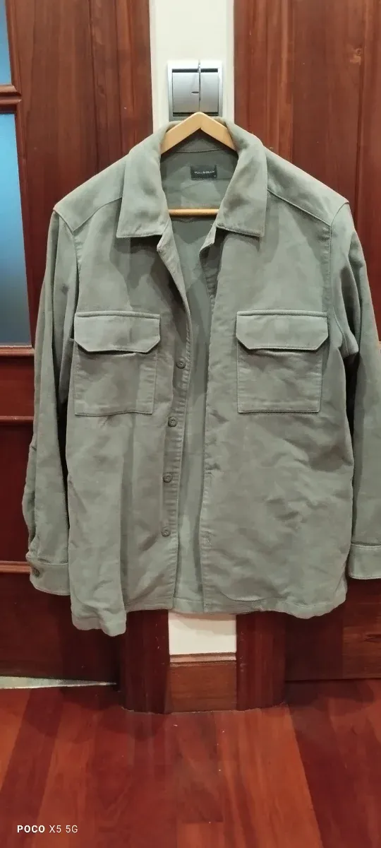 Chaqueta verde con bolsillos