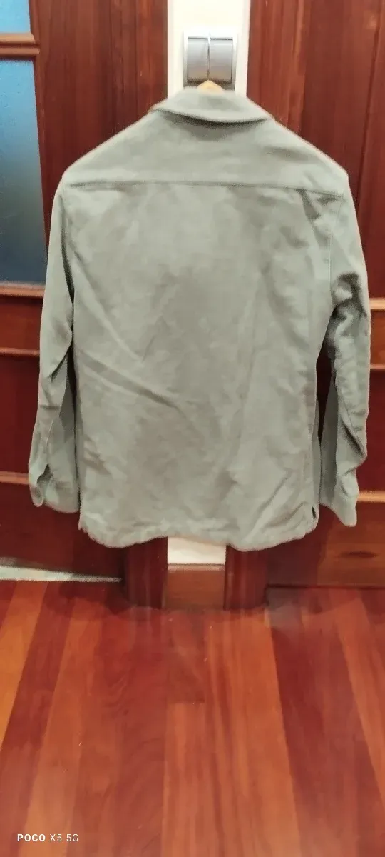 Chaqueta verde con bolsillos