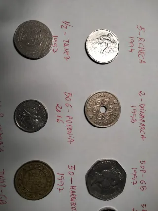 12 monedas extranjeras variadas