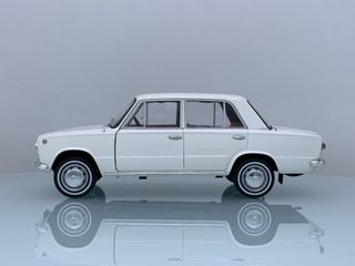 1:18 Fiat 124 año 1970 color Blanco Ixo Models