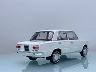 1:18 Fiat 124 año 1970 color Blanco Ixo Models