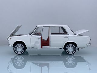 1:18 Fiat 124 año 1970 color Blanco Ixo Models