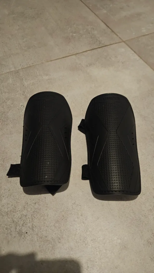 Espinilleras Negras Deportivas