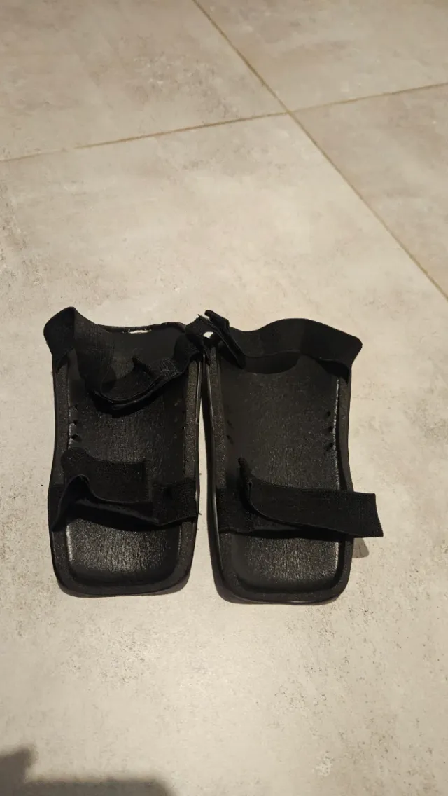 Espinilleras Negras Deportivas