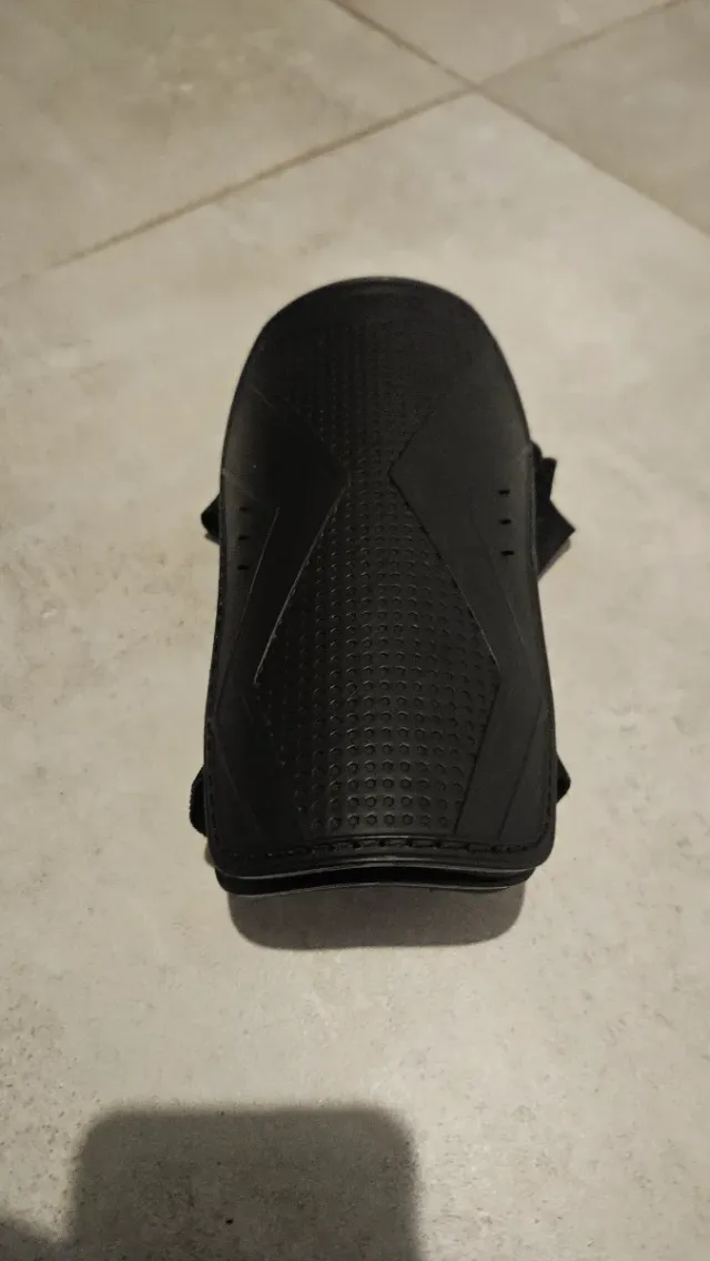 Espinilleras Negras Deportivas