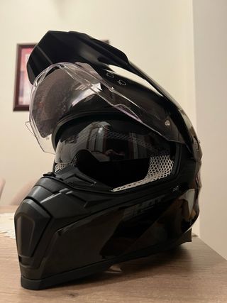 Casco de moto trail negro