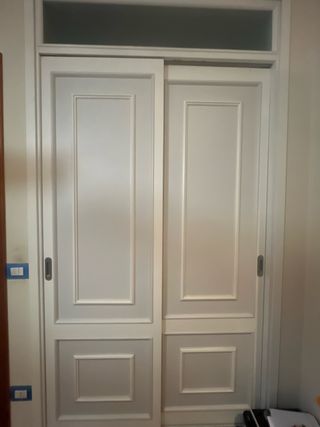 Porta scorrevole bianca per cabina armadio