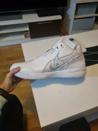 Zapatillas Baloncesto Nike Lebron Plata/Blanco
