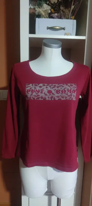 Camiseta granate con pedrería talla S