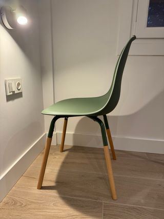 4 Sillas Nuevas Plástico y Madera/Metal