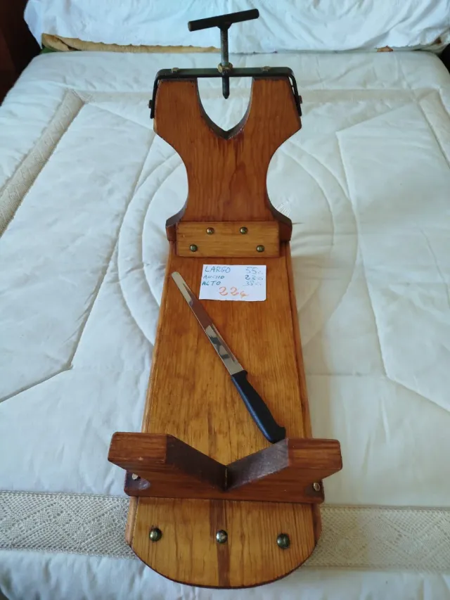 Jamonero rústico de madera con cuchillo