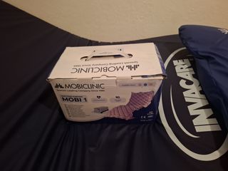 Cama hospitalaria articulada con carro elevador