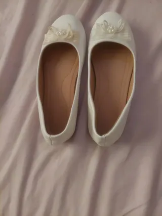 Zapatos blancos niña con lazo y perlas