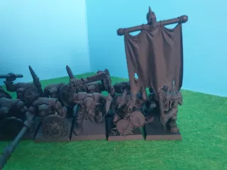 Warhammer Orcs con lance e gruppo di comando