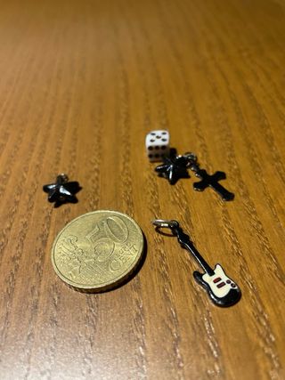 Cadena plateada con colgantes rockeros