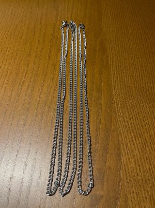 Cadena plateada con colgantes rockeros